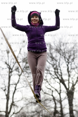 Ela Ostrowska trenuje slackline, czyli chodzenie po...