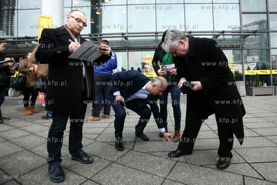 Gdańsk. CH Manhattan. Akcja zbierania podpisow poparcia...