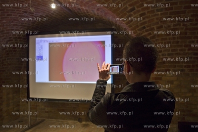 Gdańsk. Centrum Hewelianum. Obserowanie zjawiska przecinania...