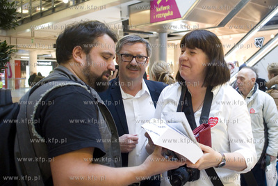 25. Finał WOŚP w C.H. Manhattan. Nz. licytacja między...