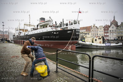 Statek muzeum Sołdek wraca na Motławę  po remoncie...