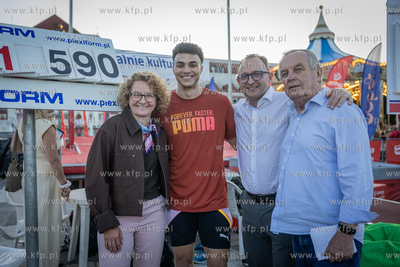 Sopot. Tyczka na molo. Nz. zwycięzca Katarczyk Seifeldin...