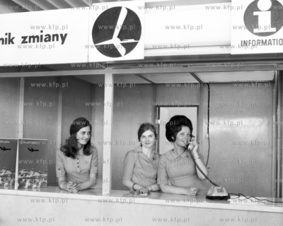 Punkt informacji na nowo otwartym lotnisku w Gdansku...