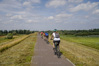 Trawa rowerowa Euro Velo 9 biegnąca wałem Wisły...