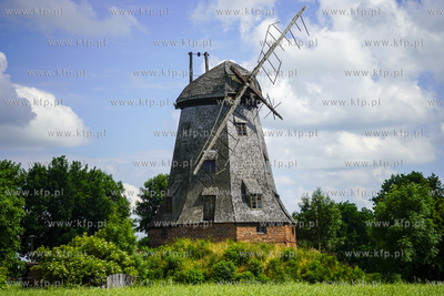 Drewniano - murowany zabytkowy wiatrak holenderski...