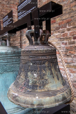 Zespół Przedbramia. Po 83 latach trzy dzwony kościelne,...