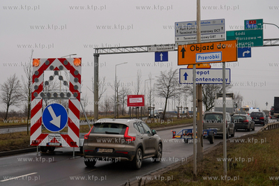 Przygotowania do zmiany organizacji ruch na estakadzie...