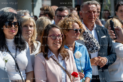 Gdańsk. Plac Solidarności. Symboliczne otwarcie bramy...