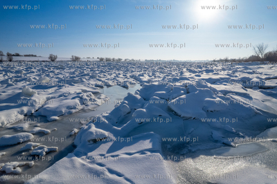 Zima. Wisła w okolicy mostu w Kiezmarku. 18.01.2026...
