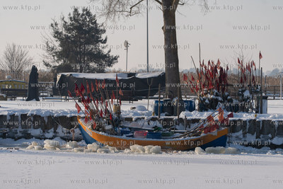 Zima na Mierzei Wiślanej. Zamarznięty port rybacki...
