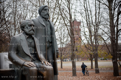 Pomnik Karl Heinricha Marx i Frederyk Engelsa na Marxengelsforum...