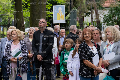 Sopot. Złożenie kwiatów pod krzyżem papieskim w...