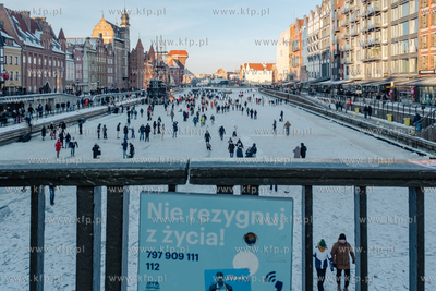 Tłumy spacerowiczów na zamarzniętej Motławie w...