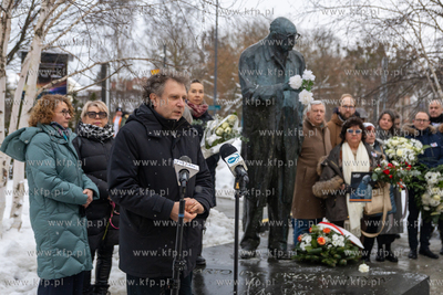 Złożenie kwiatów pod pomnikiem Władysława Bartoszewskiego....