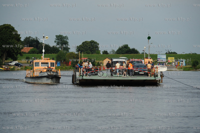 Przeprawa promowa w Swibnie. Prom laczy brzegi Przekopu...