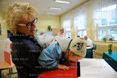 Gdansk. Obwodowa Komisja Wyborcza. Mieszkancy Gdanska...