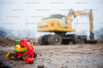 Gdansk. Montaz kolejnych czesci wiaduktu nad torami...