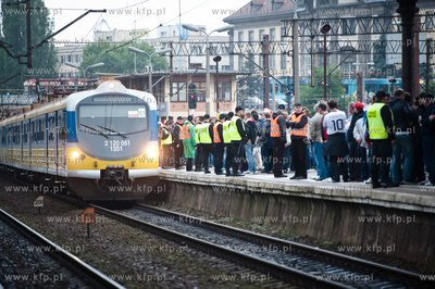 Gdansk. Dworzec Glowny PKP. Pociag SKS, ktorym kibice...