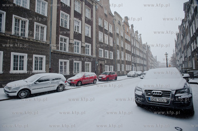 Gdansk. Ul. Ogarna. Zima i obfite opady sniegu wrocily...