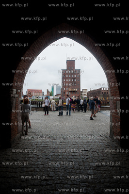 Gdansk. Dlugie Pobrzeze. Pelne turystow ulice starego...