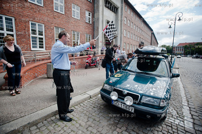 Gdansk. Parking przed Urzedem Marszalkowskim. Marszalek...