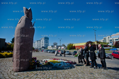 Gdansk. Delegacja Prawa i Sprawiedliwosci sklada kwiaty...