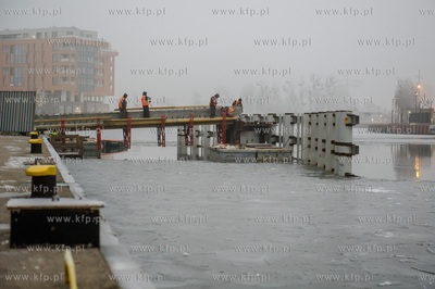 Gdańsk. Budowa zwodzonej kładki na wyspę Ołowianka....