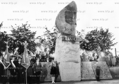 Odsloniecie pomnika Janka Krasickiego na ul. Chelmonskiego...