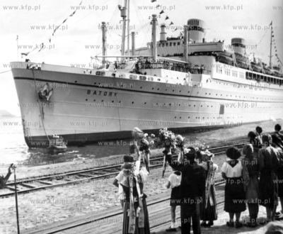 Transatlantyk m/s Batory przybija do nabrzeza Francuskiego...