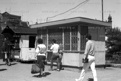 Nieczynny kiosk Ruchu i budka gastronomiczna na ul....