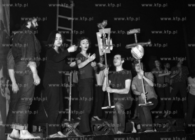 Wystep studenckiego Teatru Kalambur na scenie klubu...