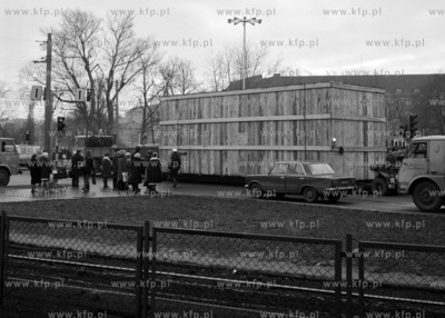Transport z portu gdanskiego elementow budowanych w...