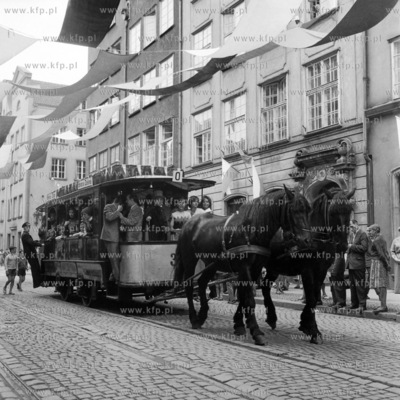 Konny tramwaj przejezdzajacy przez Dlugi Targ w Gdansku....