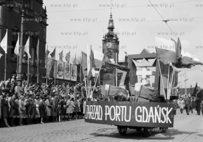Pochód 1 maja ulicą Podwale Grodzkie w Gdańsku....