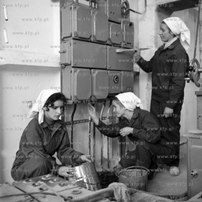 Uczennice konserwują stacje rozdzielczą. 
09.1971
wrzesien1971_z.kosycarz_p21
Fot....