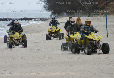 Kilku mezczyzn urzadza sobie brawurowy rajd czterokolowcami...