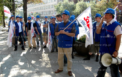Protest stoczniowcow przed gmachem Sadu Rejonowego...