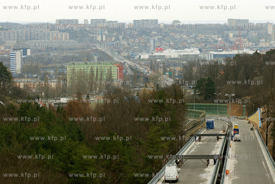 Gdynia. Dobiegaj1 konca prace przy budowie ostatniego...