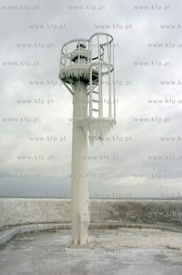 Oblodzone glowki przy wejsciu, do portu w Ustce.
08.01.2009...