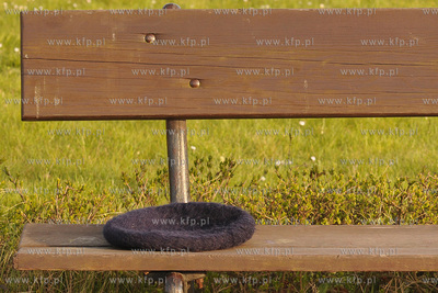 Sopot. Skwer przed molo. Nz. Moherowy beret pozostawiony...