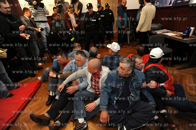 13 zwiazkowcow z sierpnia 80 okupowalo w Szczecinie...