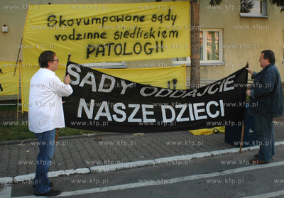 Elblag. Sad Rejowony. Ojcowie i przedstawiciele kilkunastu...