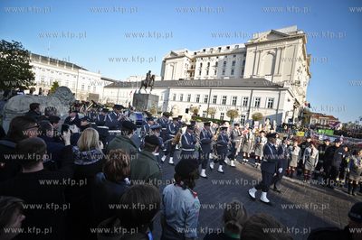 Kondukt pary prezydenckiej spod Palacu Prezydenckiego...