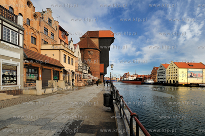Gdansk, Dlugie Pobrzeze z widokiem na Zuraw. Po prawej...