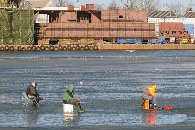 Wedkarze podlodowi lowia ryby w przereblach w okolicy...