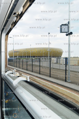 Pierwsi kibice przyjechali w czwartek kolejka SKM do...