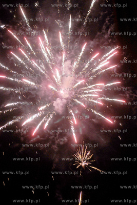 Mieszkancy Gdyni i Rumi witaja Nowy Rok 2013 fajerwerkami...