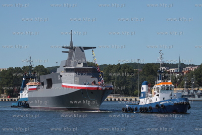 Gdynia. ORP Ślązak bezpośrednio po wodowaniu podczas...