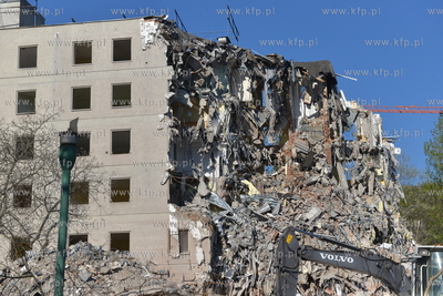 Gdynia, ul. Kielecka. Wyburzane dawnej siedziby banku...