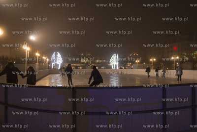 Sopot. Lodowisko na głównym placu Skweru Kuracyjnego...